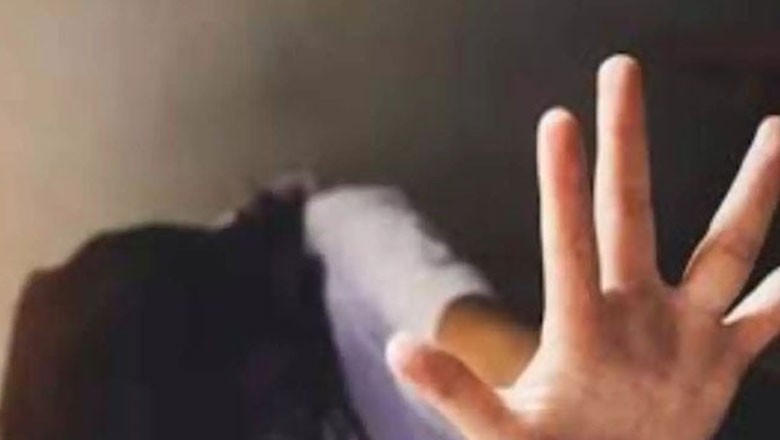 طالبہ کو ہراساں کرنے والے ٹیچر کو لوگوں نے برہنہ کر کے علاقے میں گھمایا