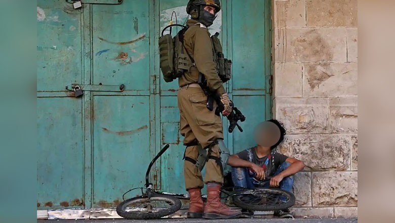 اسرائیلی فوج کا ننھے فلسطینی پر تشدد، سائیکل بھی چوری کرلی