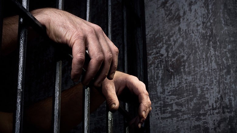 بیوی کی نازیبا تصاویر شیئر کرنے پر کراچی کے شہری کو 14 سال قید