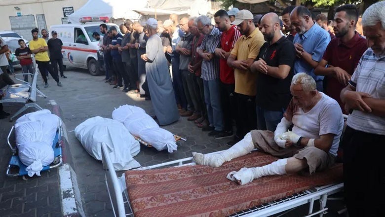 غزہ، شہید بیٹوں کی جنازہ میں زخمی بوڑھے والد کی شرکت، دل دہلانے والا منظر