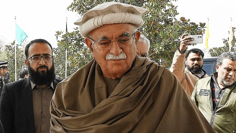 پی ٹی آئی کے جلسے میں اسٹیج پر آؤ تو کپڑے پھٹ جاتے اور جیبیں کٹ جاتی ہیں، محمود خان اچکزئی