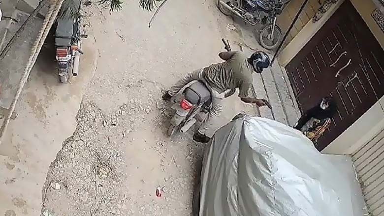 کراچی میں راہ چلتی خواتین سے لوٹ مارکی وارداتوں میں اضافہ