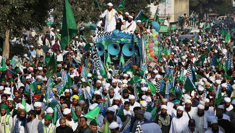 پاکستان میں جشن ولادت النبی صلی اللہ علیہ وآلہ وسلم مذہبی جوش و جذبے سے منایا جارہا ہے