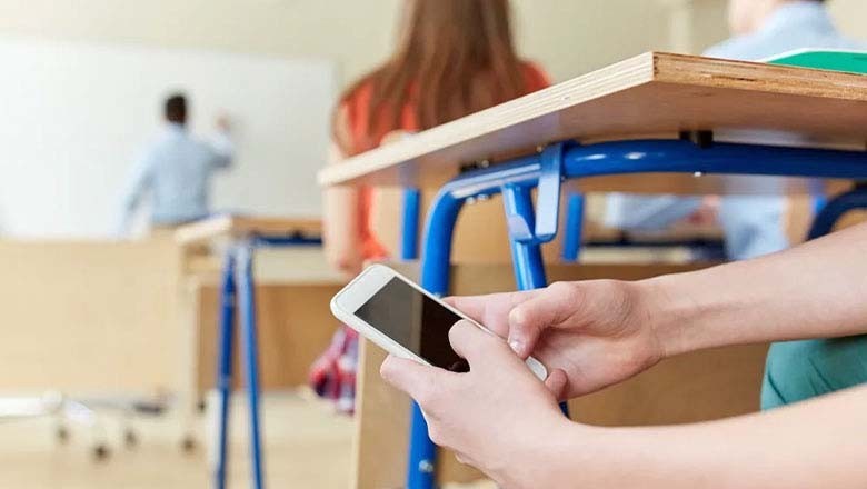 اسکولوں میں اسمارٹ فونز کے استعمال پر پابندی کا قانون منظور