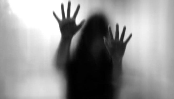 منشیات کیس میں گرفتار ملزم کی بیٹی سے پولیس افسر اور ساتھی کی اجتماعی زیادتی