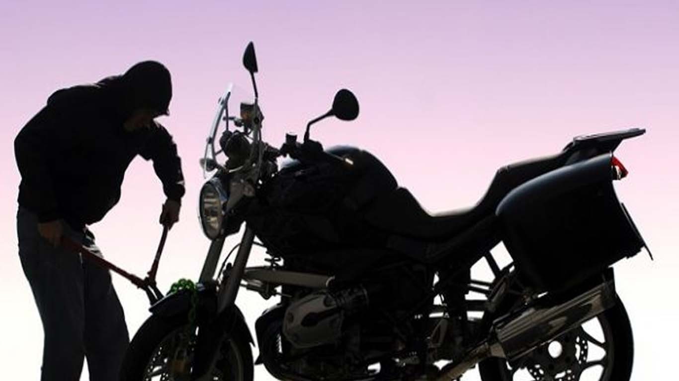 کورنگی تھانے کی پارکنگ سے موٹرسائیکل چوری