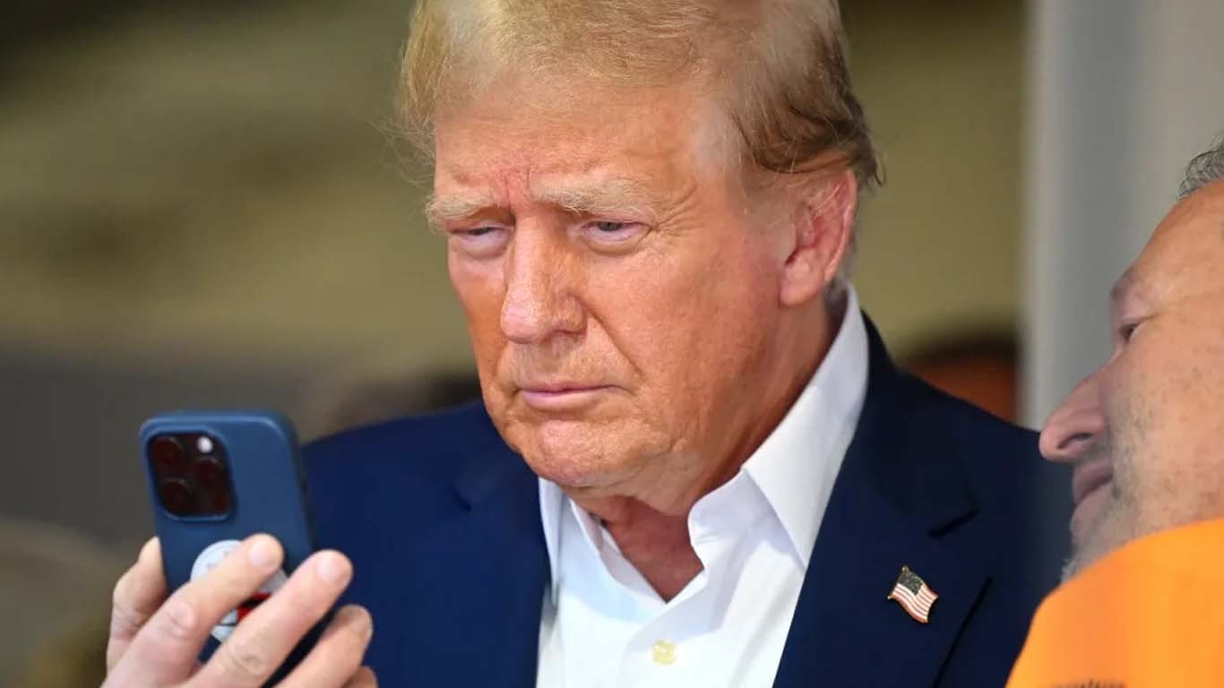 چینی ہیکرز کا ڈونلڈ ٹرمپ کے فون پر حملہ