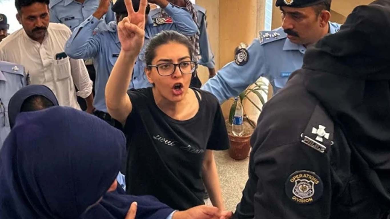 ایمان مزاری اور شوہر کو اڈیالہ جیل سے رہا کردیا گیا