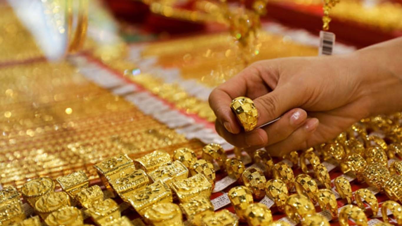 سونے کی فی تولہ قیمت میں مسلسل اضافے کے بعد بڑی کمی