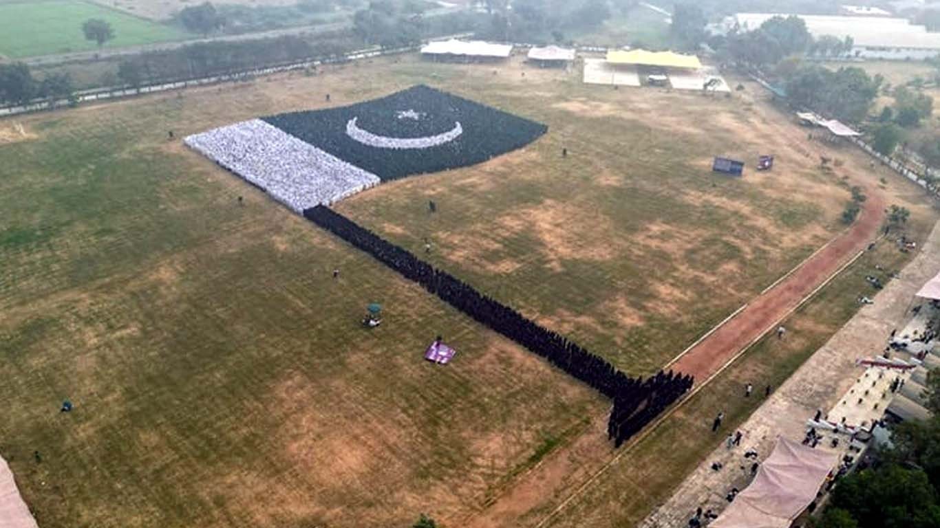 دنیا کا سب سے بڑا انسانی پرچم، پاکستانی بچوں نے بھارت کا ریکارڈ توڑ دیا
