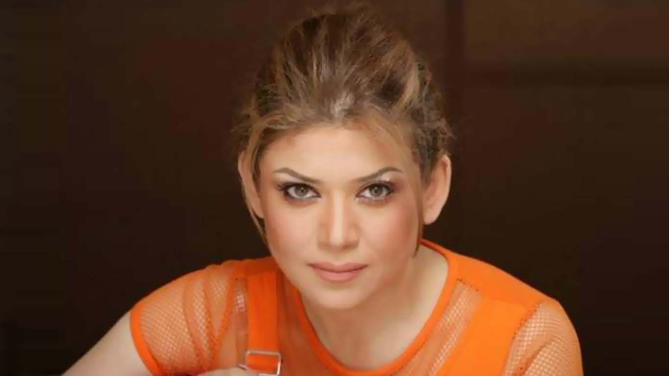 ویڈیو: مشی خان لائیو شو کے دوران سیلفی لیتے ہوئے گر پڑیں