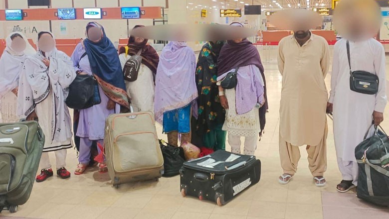 کراچی ایئرپورٹ پر عمرے کی آڑ میں بھیک کیلیے سعودی عرب جانے والے 10 افراد گرفتار، 7 خواتین شامل