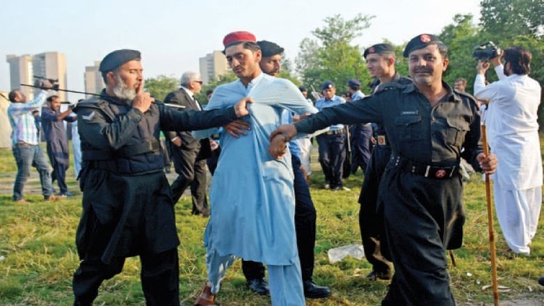 پی ٹی آئی احتجاج سے قبل اسلام آباد پہنچنے والے 300 کارکنان گرفتار، خواتین بھی شامل
