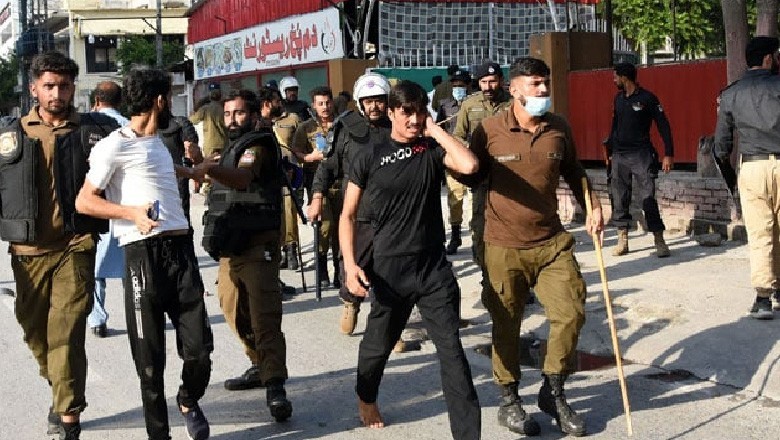 فیض آباد میں نعرے بازی کرنے والے نوجوان گرفتار، پولیس نے پی ٹی آئی کارکن قرار دے دیا