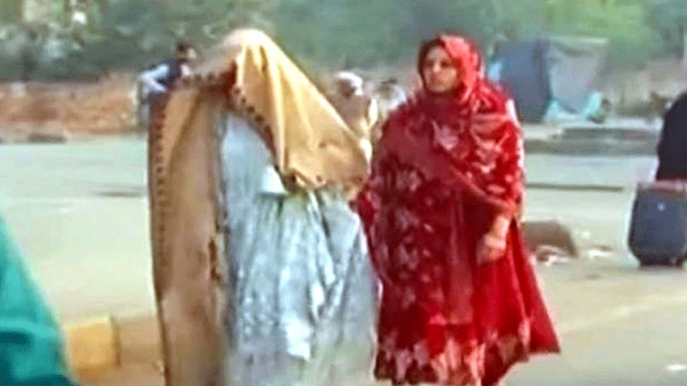 تحریک انصاف کا احتجاج، دلہا اپنی دلہن کو موٹر سائیکل پر بٹھا کر لے گیا