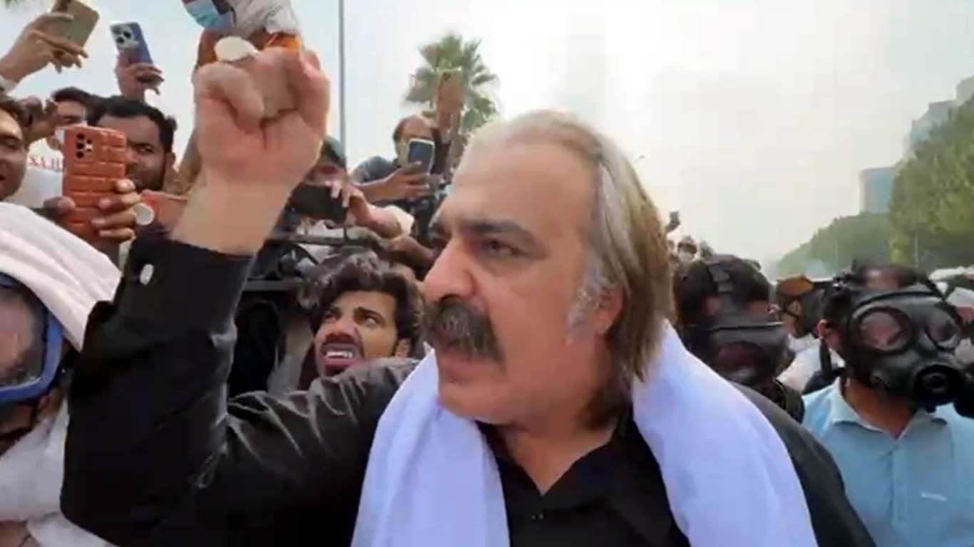 وزیراعلیٰ گنڈا پور کا قافلہ حضرو انٹرچینج پہنچ گیا، شدید شیلنگ جاری