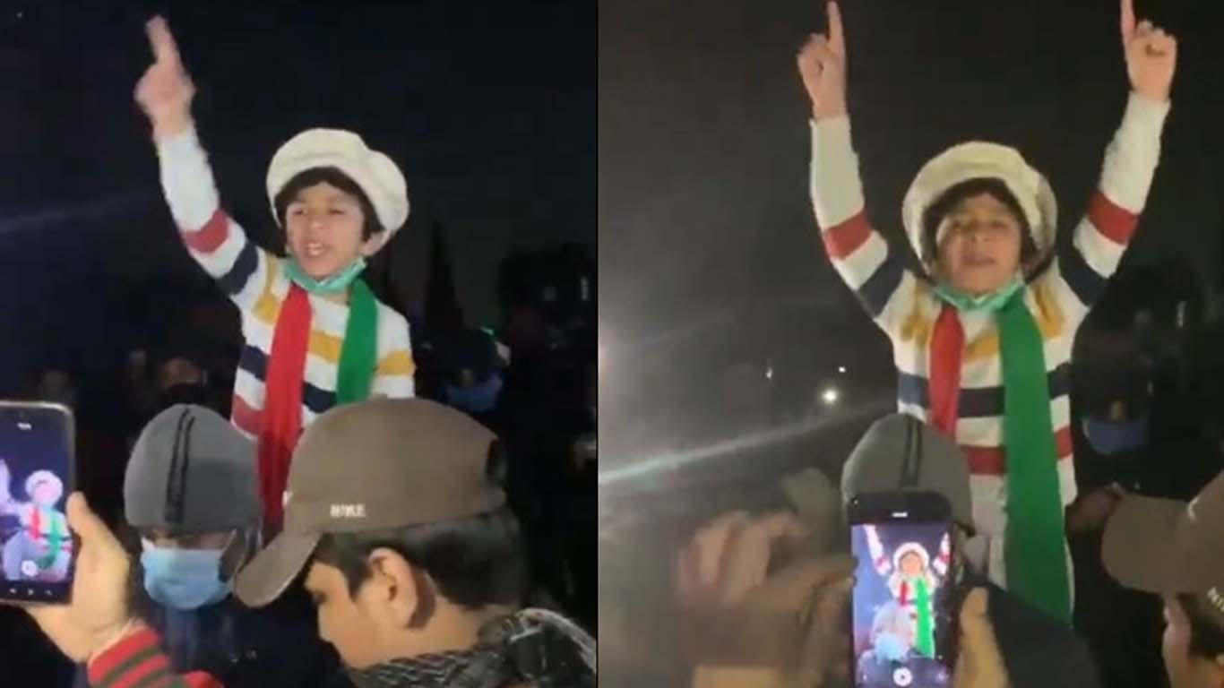 پی ٹی آئی کا احتجاج، کمسن بچہ عمران خان کے حق میں نعرے لگا رہا ہے