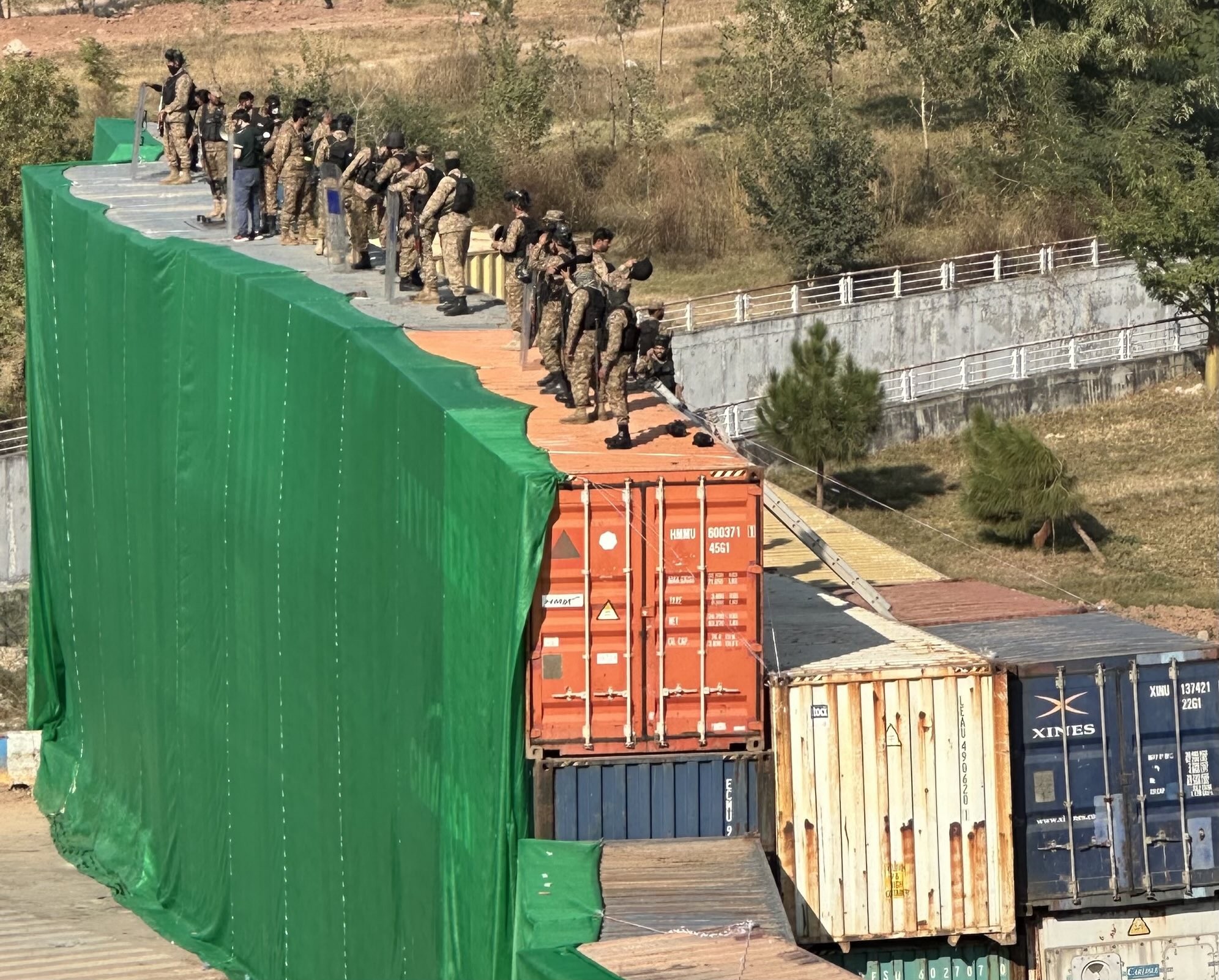 پی ٹی آئی کارکنان ڈی چوک پہنچ گئے، فوج کی پرامن رہنے کی تلقین