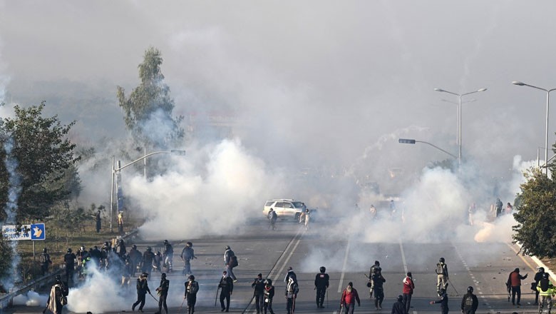 پی ٹی آئی کارکنان کے خلاف بھرپور کریک ڈاؤن کا فیصلہ، رینجرز نے پمپس، دکانیں بند کروادیں