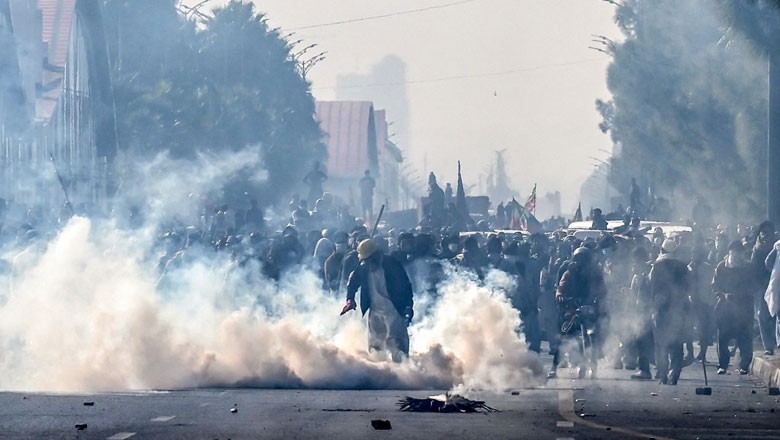 بلیو ایریا پر مظاہرین پر 11 لاکھ 25 ہزار مالیت کے شیل برسائے گئے