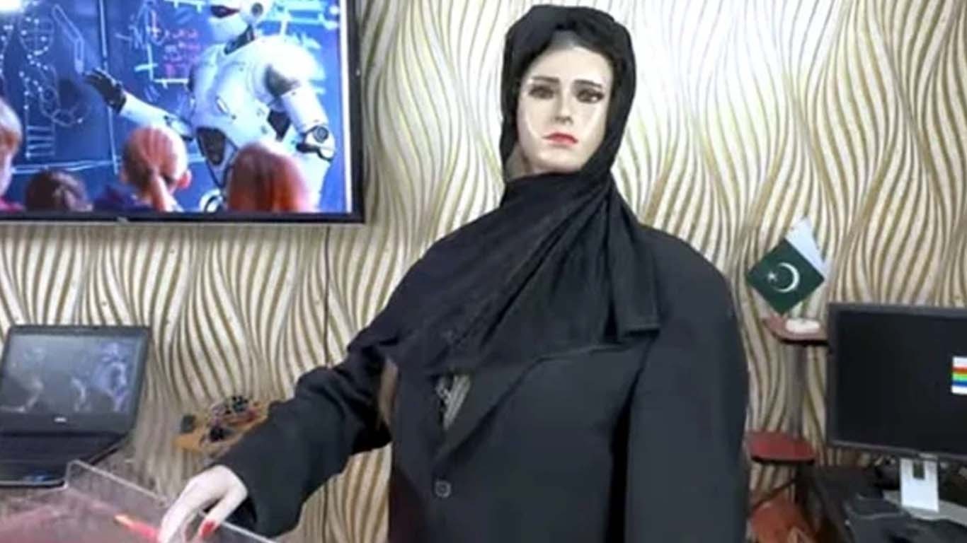 کراچی کے اسکول میں پہلی اے آئی روبوٹ ٹیچر نے پڑھانا شروع کردیا