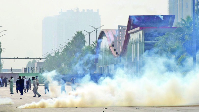 اسلام آباد میں احتجاج پر عمران خان، بشریٰ بی بی، گنڈا پور پر دہشت گردی کے پرچے کٹ گئے