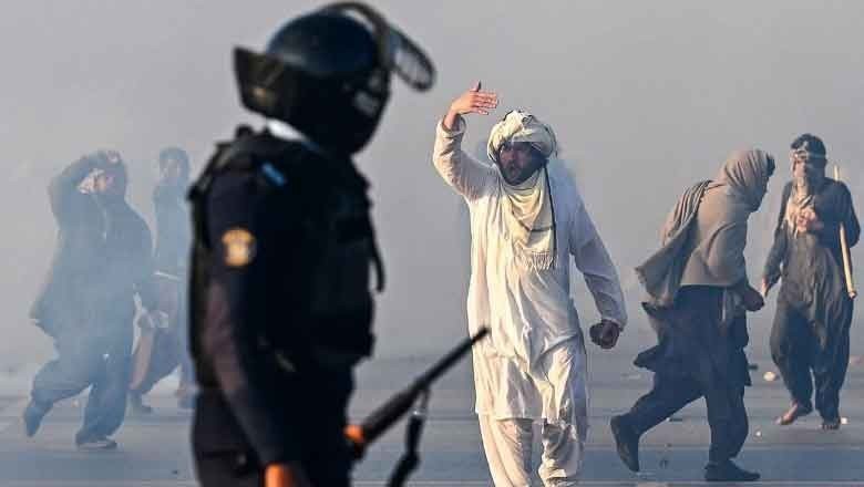 پی ٹی آئی احتجاج کے دوران ہلاکتیں ہوئیں، ڈاکٹر کو بات کرنے سے روکا گیا، برطانوی اخبار