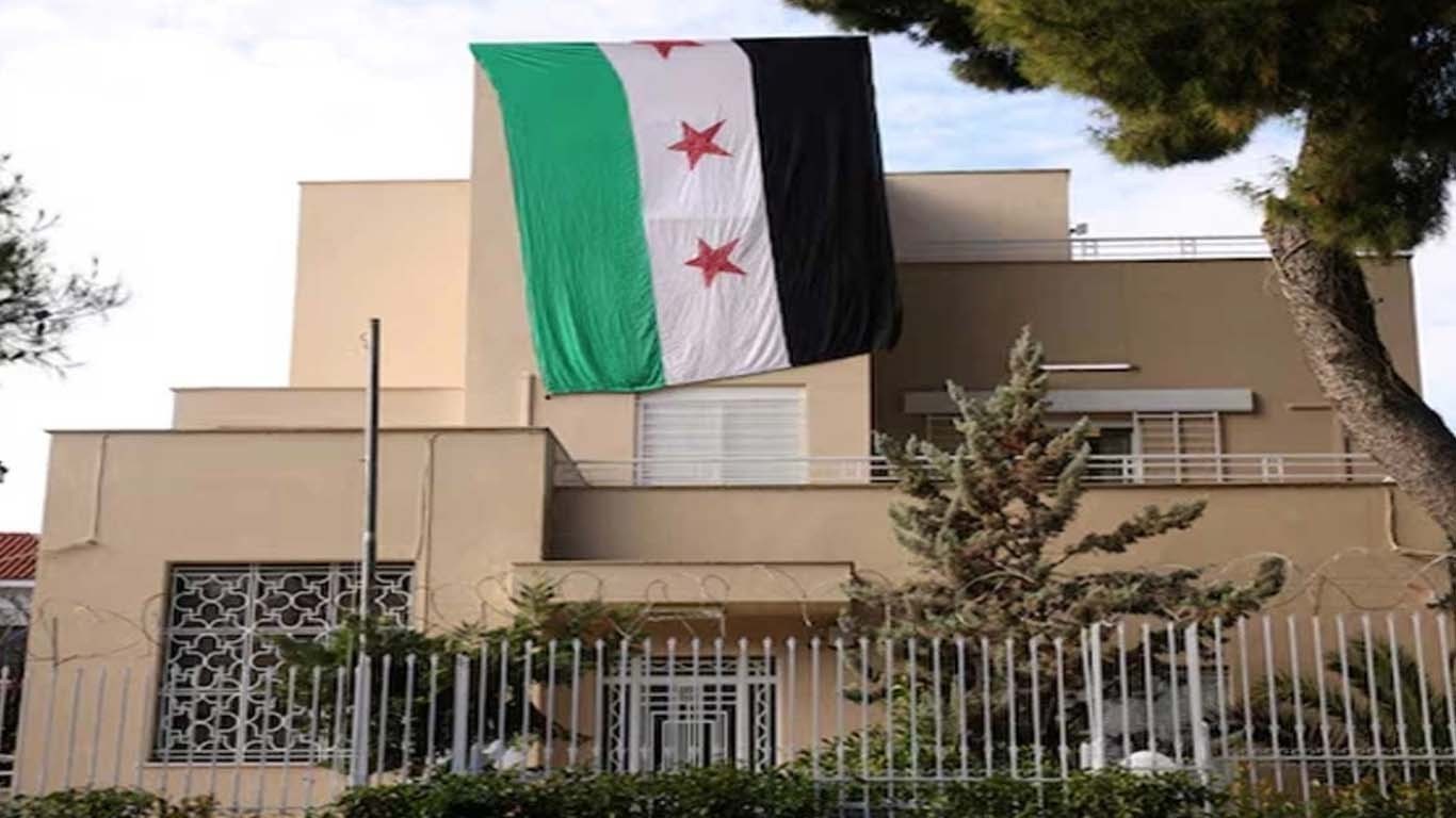 یونان میں شام کے سفارتخانے میں باغیوں کے حامی داخل، اپنا پرچم لہرادیا