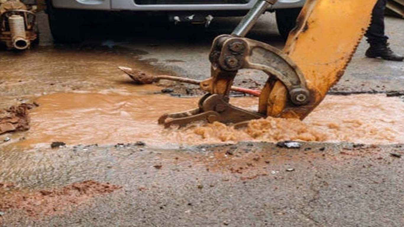 کراچی میں پانی بحران کا خدشہ، لائن سے پانی کا رسائو شروع