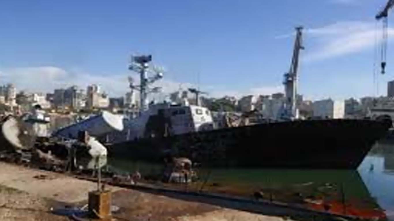 اسرائیلی حملوں کے باعث اللاذقیہ بندرگاہ پر شامی جنگی بحری جہاز ڈوب گئے