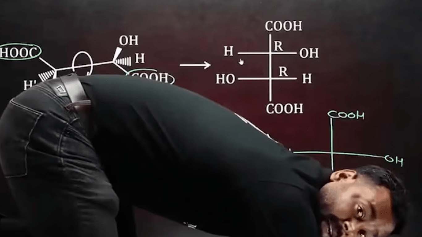 کیمسٹری سمجھانے کیلئے فزکس کے ٹیچر کا اپنے جسم کا انوکھا استعمال