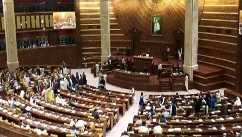 پنجاب اسمبلی کے اراکین کی ماہانہ تنخواہوں میں 9 لاکھ 60 ہزار روپے تک اضافے کا بل منظور