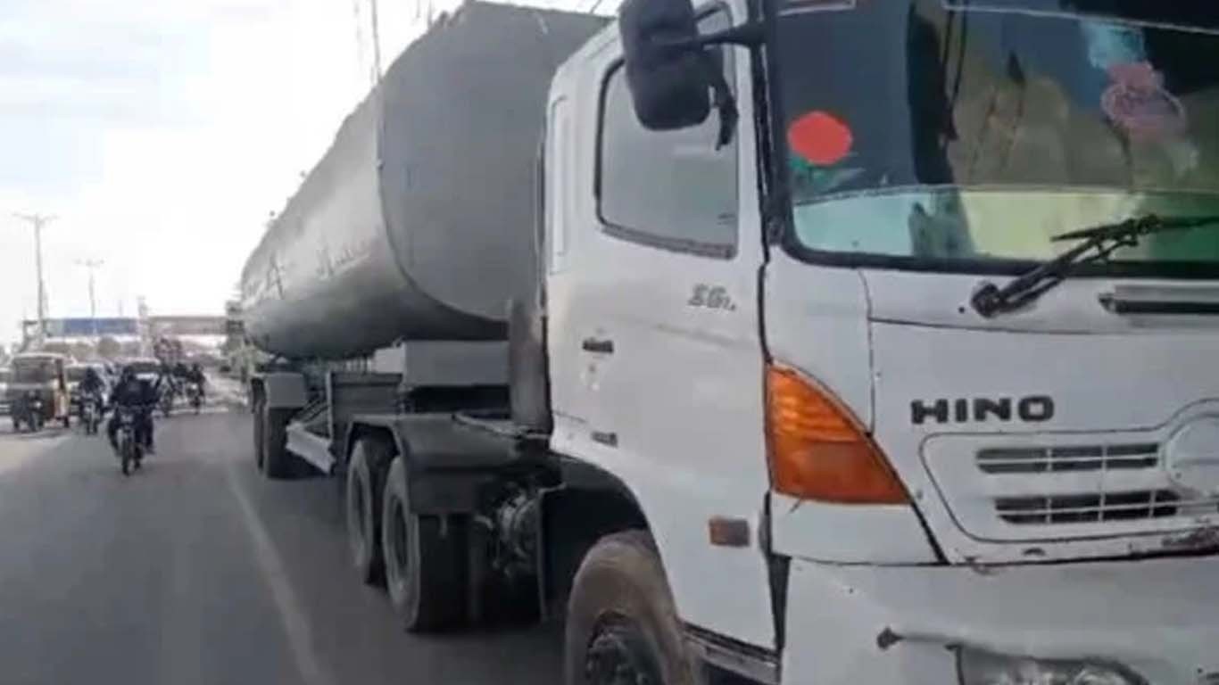 کراچی، سڑک پر خراب ہونیوالے واٹر ٹینکرز کیخلاف ایف آئی آر درج ہوگی