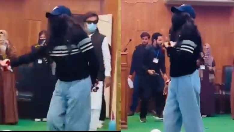 یونیورسٹی میں لڑکی کا روپ ڈھال کر رقص کرنے والے طالب علم کا برا وقت شروع