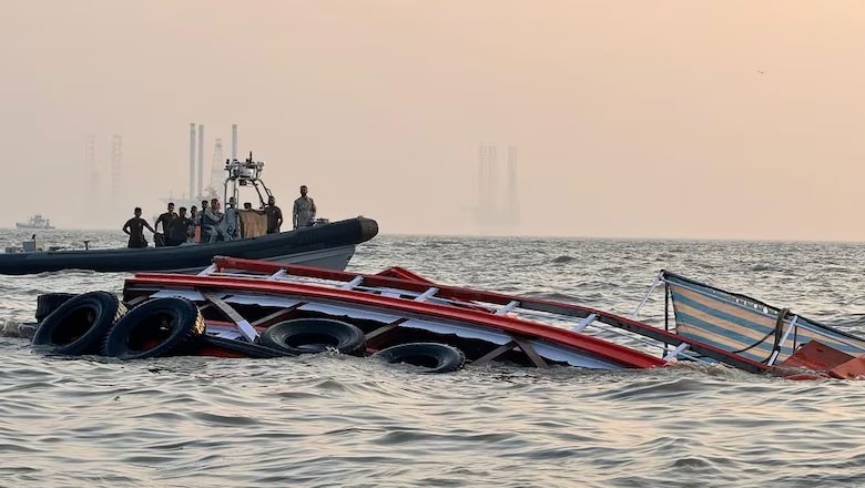 بھارتی بحریہ کی اسپیڈ بوٹ مسافر کشتی سے ٹکرا گئی، نیوی افسر اور اہلکاروں سمیت 13 افراد ہلاک