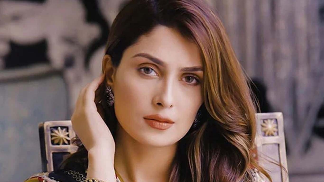 عائزہ خان نے اسکول میں داخلہ لے لیا