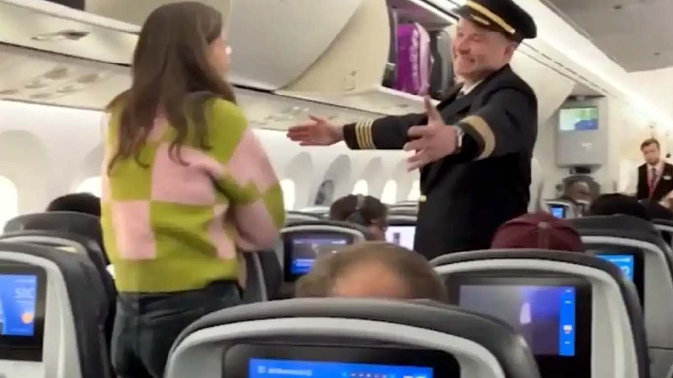 امریکا میں دوران پرواز پائلٹ نے خاتون کو گلے لگا لیا