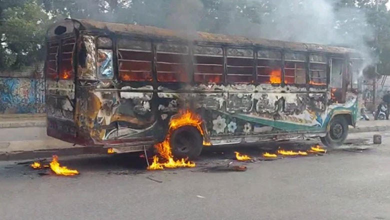 کراچی میں بس کی ٹکر سے خاتون جاں بحق، مشتعل افراد نے آگ لگادی