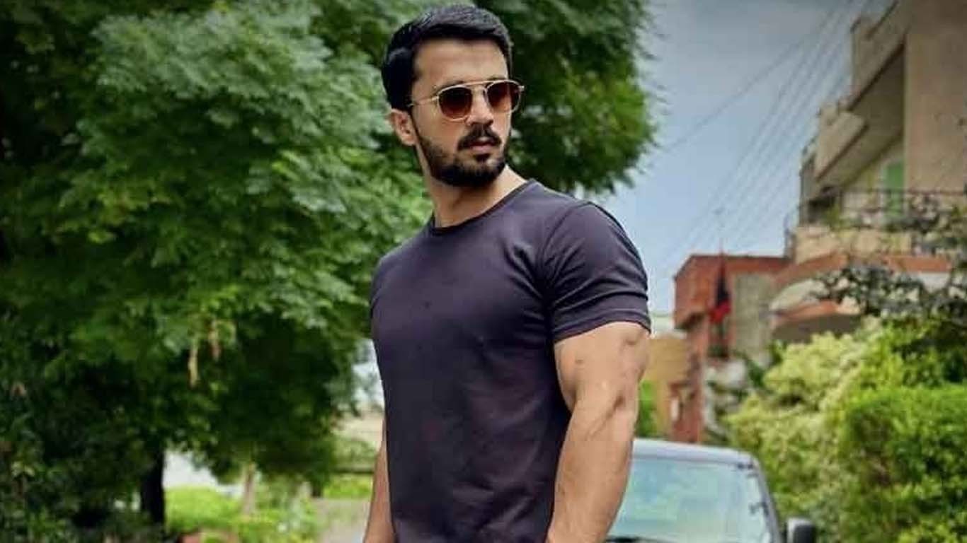 نماز کی بے حرمتی کے الزامات، رجب بٹ کوعدالت نے نوٹس جاری کردیا