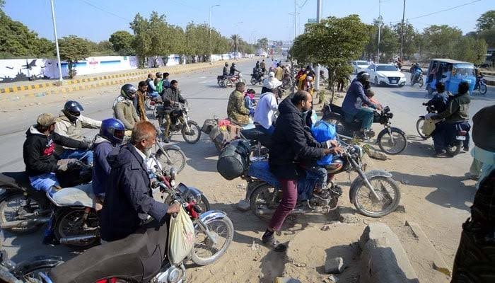 کراچی پولیس چیف کا شہر میں جاری دھرنوں پر اظہار برہمی، مغرب تک راستے کلیئر کرنے کا عندیہ