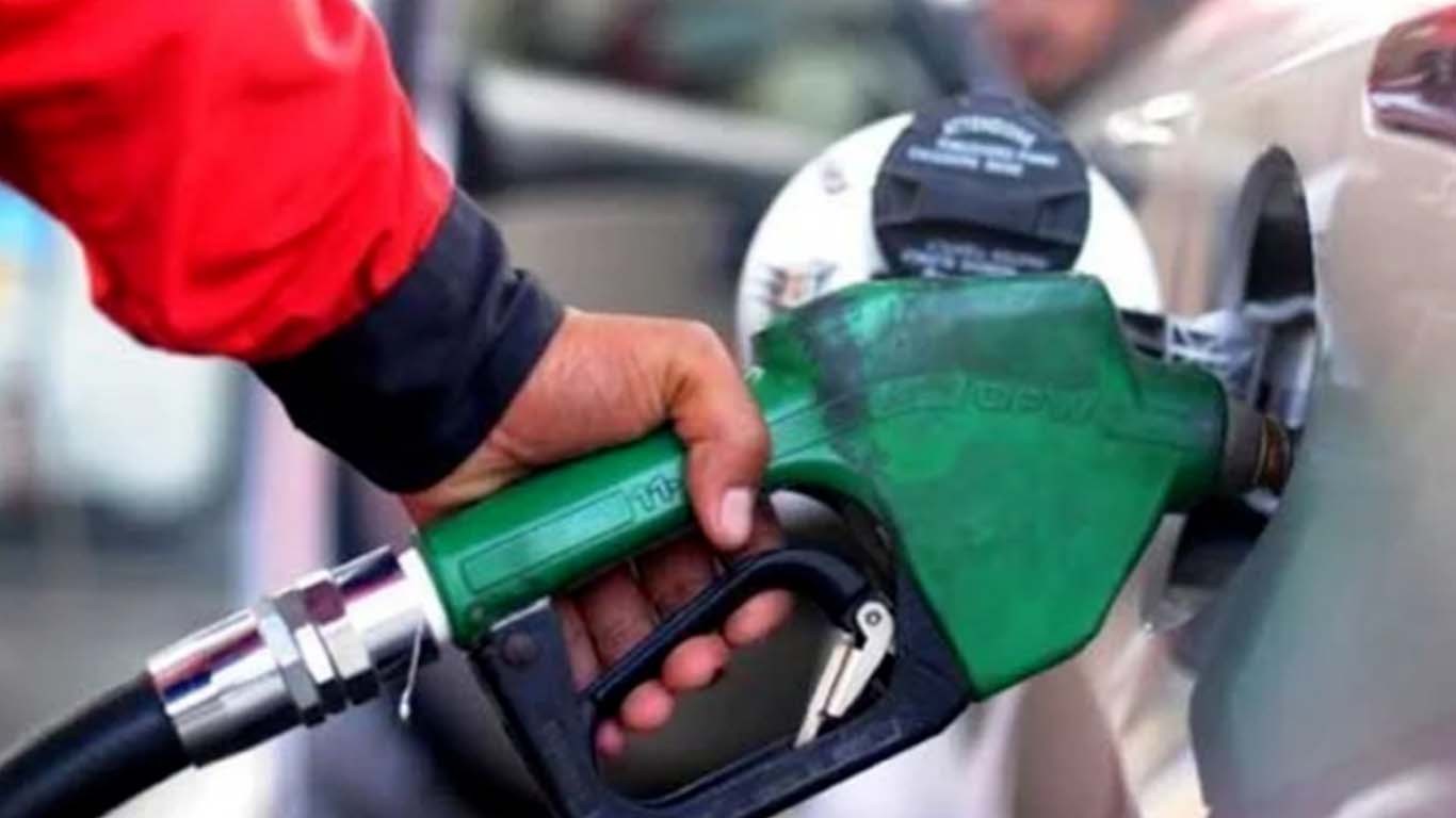 حکومت نے نئے سال کی آمد پر عوام پر پیٹرول بم گرا دیا