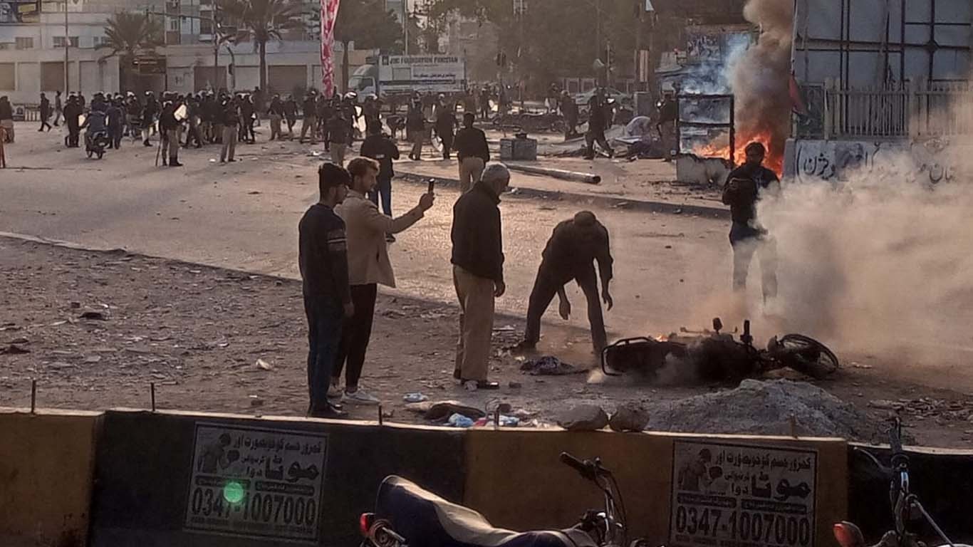 کراچی میں نمائش چورنگی پر صورتحال کشیدہ، متعدد گرفتار