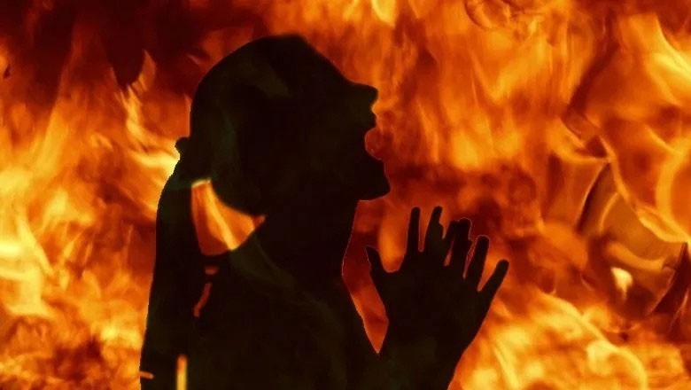 لڑکے کے خواہش مند باپ نے تیسری بیٹی ہونے پر بیوی کو جلا کر مار ڈالا