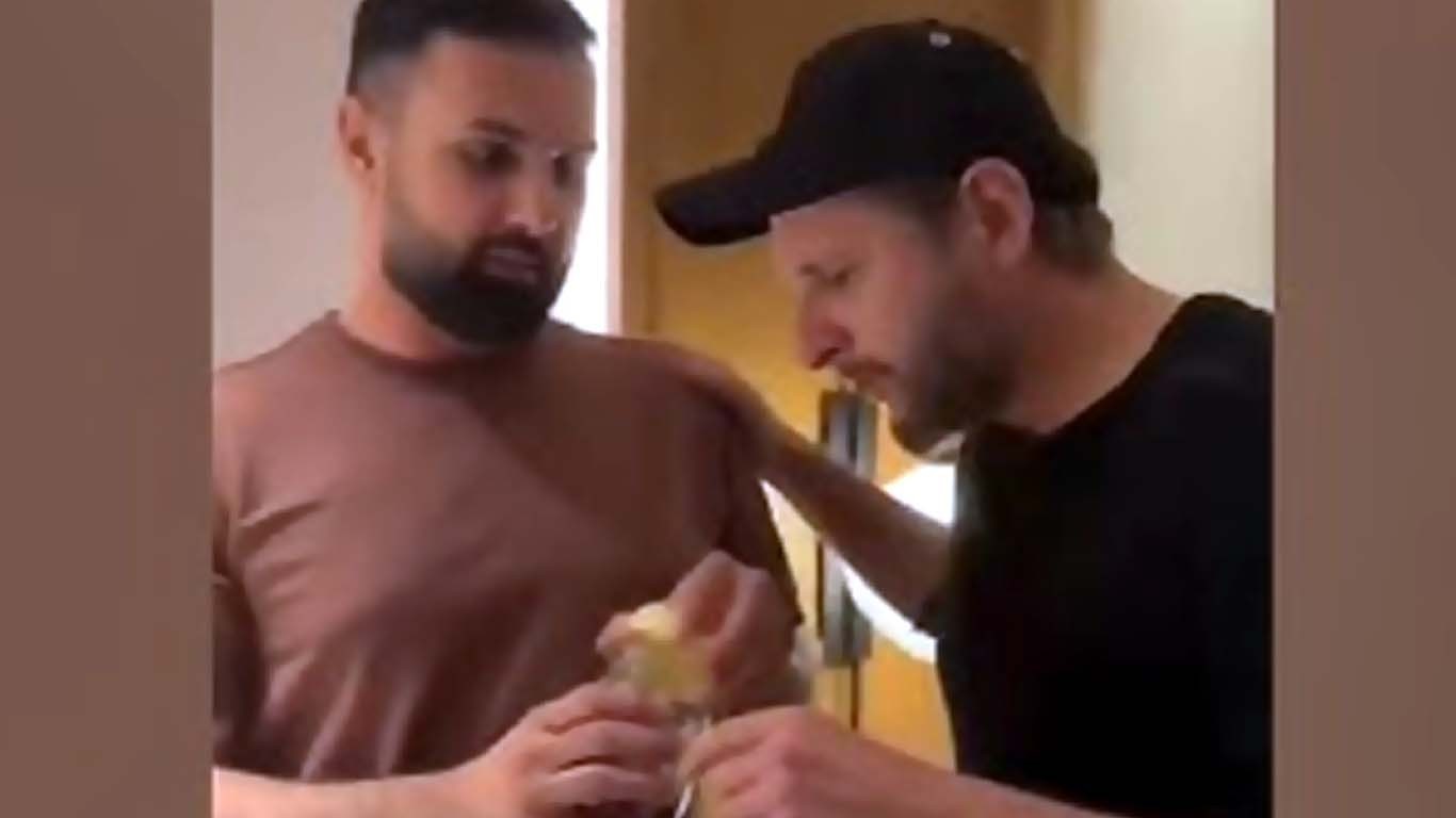 آفریدی کی محبت میں افغان کرکٹر کی انوکھا کام کرتے ہوئے ویڈیو سامنے آگئی