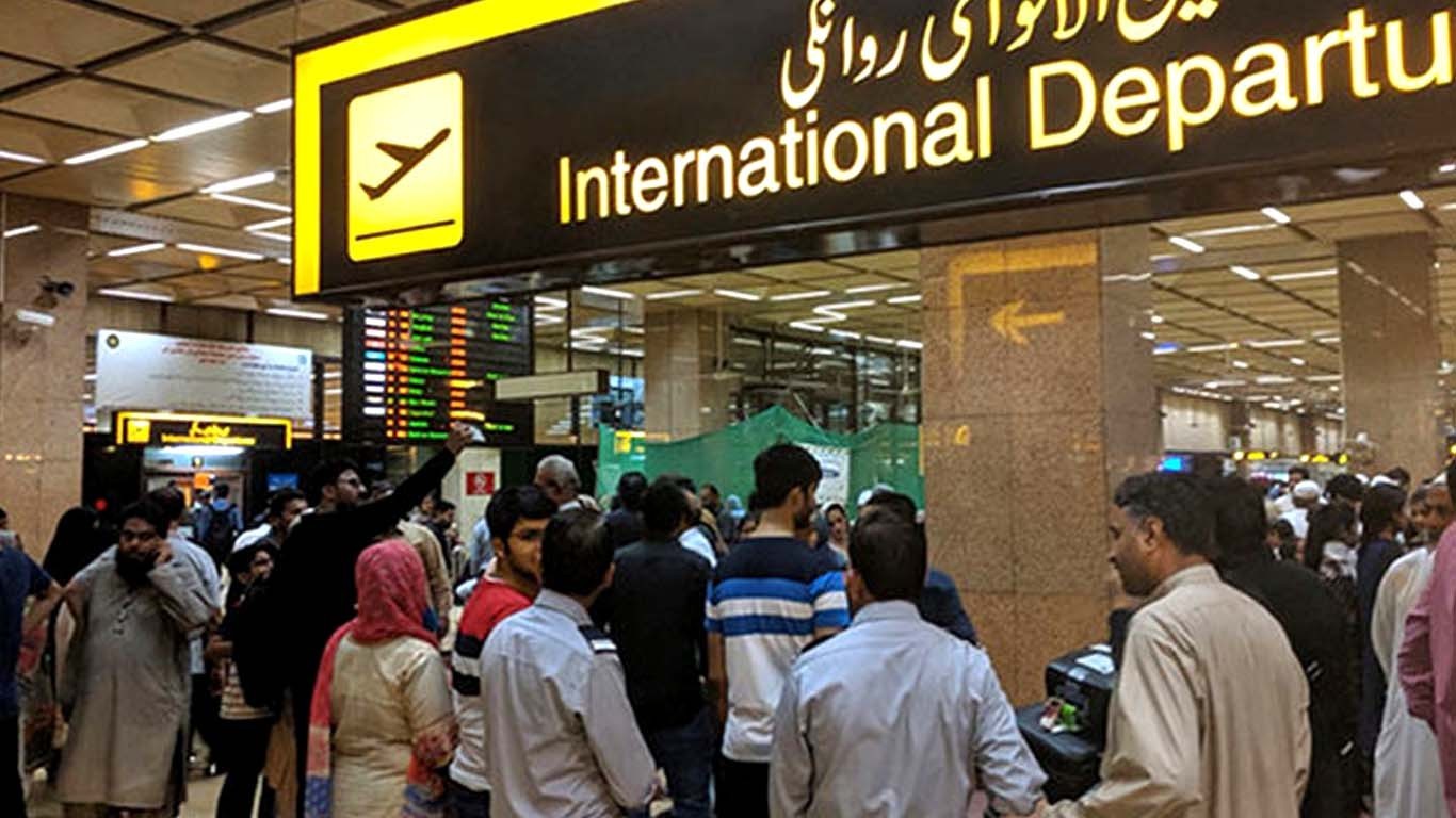 کراچی سے بیرون ملک جانے والے 55 مسافر آف لوڈ