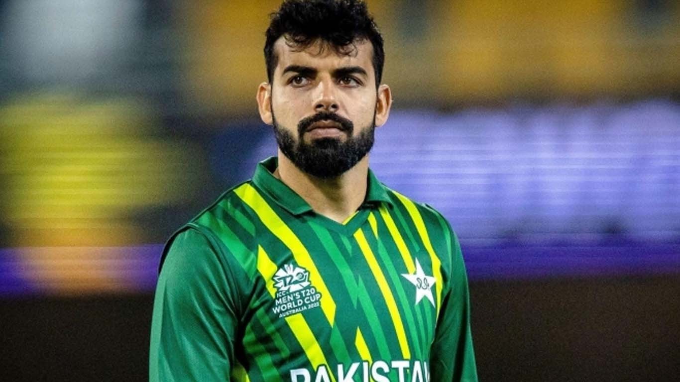 شاداب خان پی ایس ایل کے موسٹ ویلیو ایبل کھلاڑی کا ایوارڈ لے اُڑے