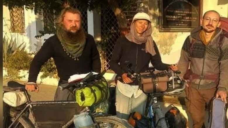 سندھ پولیس کا شاندار کام، پولینڈ کے سیاح جوڑے سے چھینے گئے فون واپس لوٹا دیے