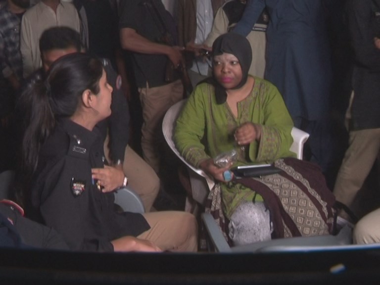 امریکی خاتون کا لڑکے کے اپارٹمنٹ میں دھرنا جاری،  لڑکا کون اور کہاں ہے؟