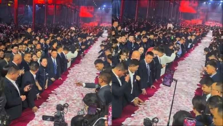 چینی کمپنی کا ملازمین کو بونس دینے کا انوکھا طریقہ، 15 منٹ میں جتنا کیش گنو وہ تمھارا