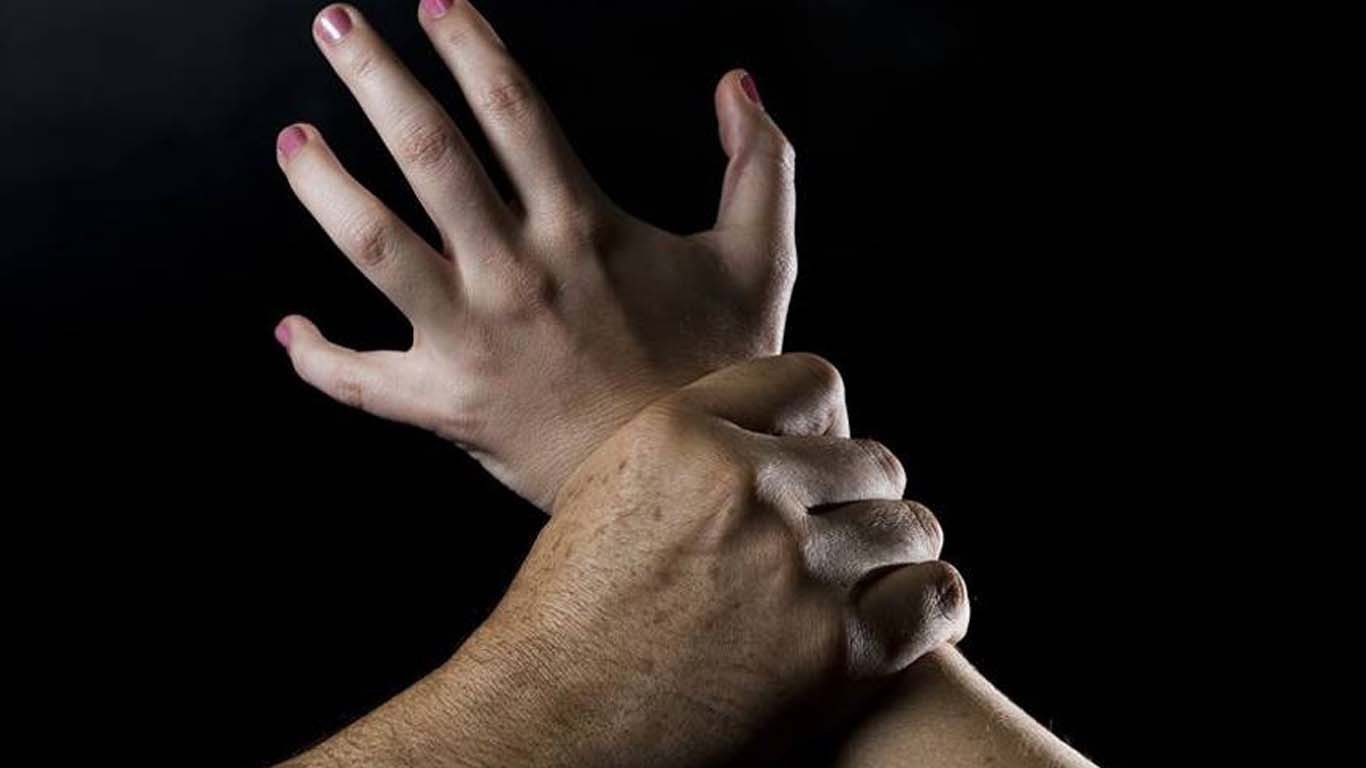 فالج زدہ لڑکی سے جعلی پیر کی زیادتی